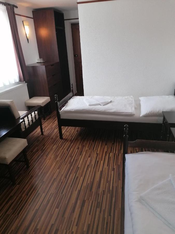 Motel M Malacky Buitenkant foto